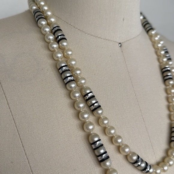 VINTAGE⚜️CLASSY Cultured Faux Pearl & Crystal Necklace - Picture 4 of 15
